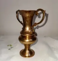 Mosiężny dzbanek vintage z dekoracyjnym uchem -15 cm — ujęcie 2