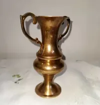 Mosiężny dzbanek vintage z dekoracyjnym uchem -15 cm — ujęcie 3