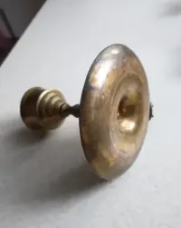 Mosiężny świecznik 13 cm wysokości — ujęcie 2