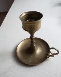 Mosiężny świecznik 13 cm wysokości — ujęcie 3