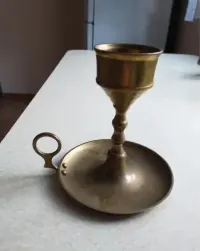 Mosiężny świecznik 13 cm wysokości — ujęcie 4