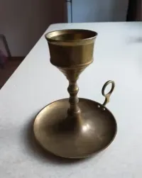 Mosiężny świecznik 13 cm wysokości — ujęcie 5