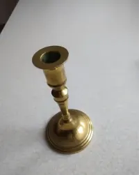 Mosiężny świecznik 16 cm wysokości — ujęcie 2