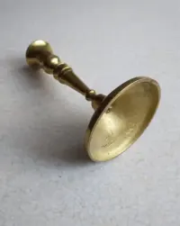 Mosiężny świecznik 16 cm wysokości — ujęcie 3