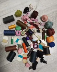 Nitki, nici, kordonki, mulina, resztki. 
Różne kolory — ujęcie 2