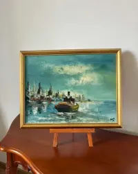 Obraz olejny – port morski, klimatyczna scena z łodzią, ręcznie malowany w ramie Sygnowany — ujęcie 2