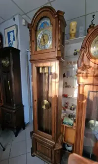 Ogromny Zegar stojacy kurantowy . — ujęcie 4