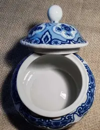 Okrągła porcelanowa bomboniera Wallendorf, kobalt — ujęcie 2