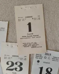Oryginalna kartka z kalendarza rok od 1970 do 2026 — ujęcie 3