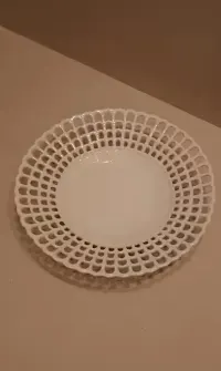 Ozdobny talerzyk porcelanowy, sygnowany — ujęcie 2