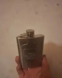 Piersiówka ze stali nierdzewnej,dla kolekcjonerów. — ujęcie 3