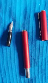 Pióro czerwone na naboje — ujęcie 4