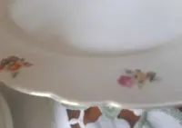 Podluzny porcelanowy talerz Cmielow motyw kwiatowy zloty brzeg — ujęcie 3