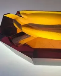 Popielniczka vintage szkło miodowe w typie art deco — ujęcie 2