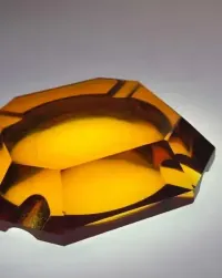 Popielniczka vintage szkło miodowe w typie art deco — ujęcie 3