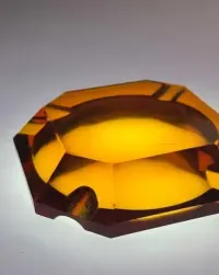 Popielniczka vintage szkło miodowe w typie art deco — ujęcie 5