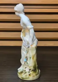 Porcelanowa figurka kobiety z manufaktury Apulum — ujęcie 2