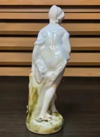 Porcelanowa figurka kobiety z manufaktury Apulum — ujęcie 3