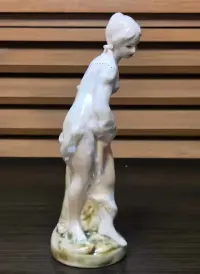 Porcelanowa figurka kobiety z manufaktury Apulum — ujęcie 4