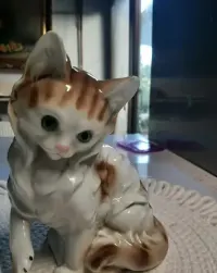 Porcelanowa figurka kota Lippelsdor — ujęcie 2