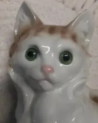 Porcelanowa figurka kota Lippelsdor — ujęcie 3