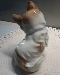Porcelanowa figurka kota Lippelsdor — ujęcie 5