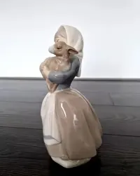 Porcelanowa figurka Nao — ujęcie 2