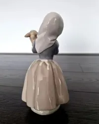 Porcelanowa figurka Nao — ujęcie 3