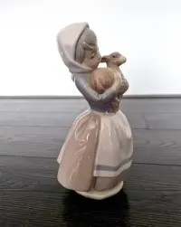 Porcelanowa figurka Nao — ujęcie 4