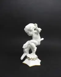 Porcelanowa figurka Putto — ujęcie 2
