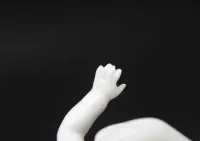 Porcelanowa figurka Putto — ujęcie 3