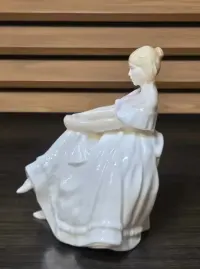 Porcelanowa figurka siedzącej dziewczyny Royal Doulton Heather HN2956 — ujęcie 2