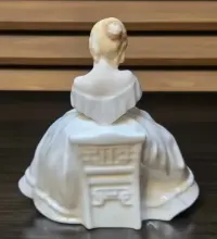 Porcelanowa figurka siedzącej dziewczyny Royal Doulton Heather HN2956 — ujęcie 3