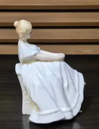Porcelanowa figurka siedzącej dziewczyny Royal Doulton Heather HN2956 — ujęcie 4