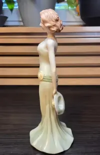 Porcelanowa figurka wysokiej kobiety SBL Regal House Collection 92D Katie — ujęcie 2