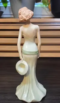 Porcelanowa figurka wysokiej kobiety SBL Regal House Collection 92D Katie — ujęcie 3