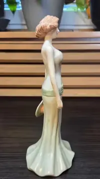 Porcelanowa figurka wysokiej kobiety SBL Regal House Collection 92D Katie — ujęcie 4