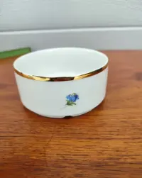 Porcelanowa miseczka - motyw kwiatów - złocenie - design - sygnowana W — ujęcie 2