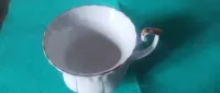 Porcelanowa ręcznie malowana filiżanka — ujęcie 3