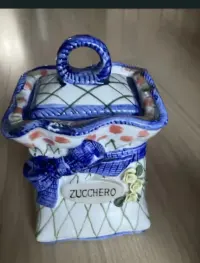 Porcelanowe pojemniki na przyprawy — ujęcie 3