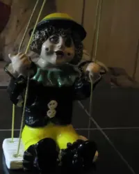 Porcelanowy klaun na huśtawce - figurka porcelanowa na prezent — ujęcie 2