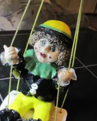 Porcelanowy klaun na huśtawce - figurka porcelanowa na prezent — ujęcie 3