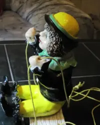 Porcelanowy klaun na huśtawce - figurka porcelanowa na prezent — ujęcie 4
