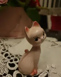 Porcelanowy różowy kotek - figurka porcelanowa na prezent, ozdoba — ujęcie 2