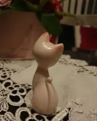 Porcelanowy różowy kotek - figurka porcelanowa na prezent, ozdoba — ujęcie 3
