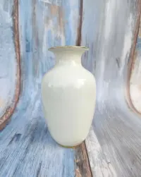 Porcelanowy wazon ecru z  złoceniem  - sygnowany - vintage — ujęcie 5