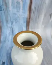 Porcelanowy wazon ecru z  złoceniem  - sygnowany - vintage — ujęcie 2