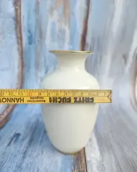 Porcelanowy wazon ecru z  złoceniem  - sygnowany - vintage — ujęcie 4