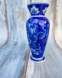 Porcelanowy wazon - motyw kwiatowy - kobaltowe zdobienia - vintage — ujęcie 3