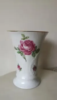 porcelanowy wazon z różą Royal KPM — ujęcie 2